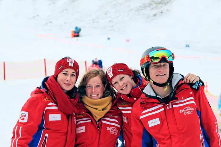 Skilehrerinnen und Skilehrer der Skischule Brunner