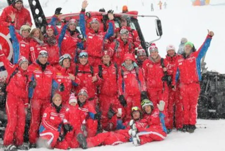Das Team der Skischule Brunner in Rot