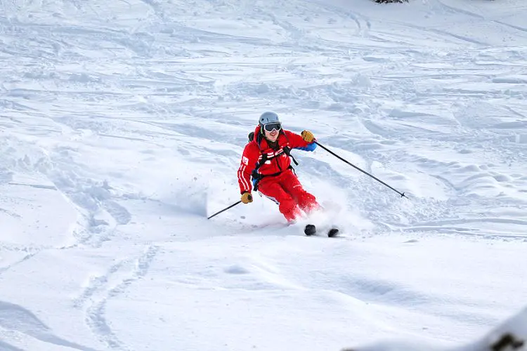 Skilehrer carvt auf der Piste