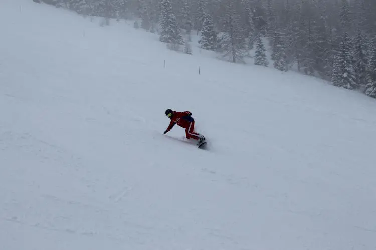 Snowboarder on the piste